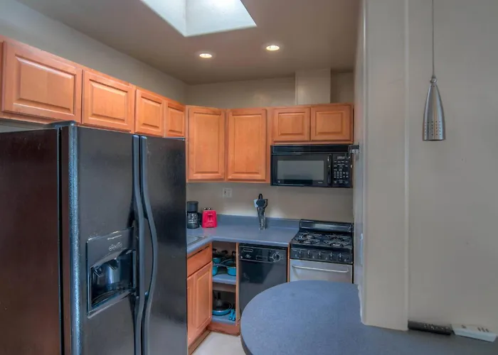 Appealing Quiet And Private Modern 2 Bedroom