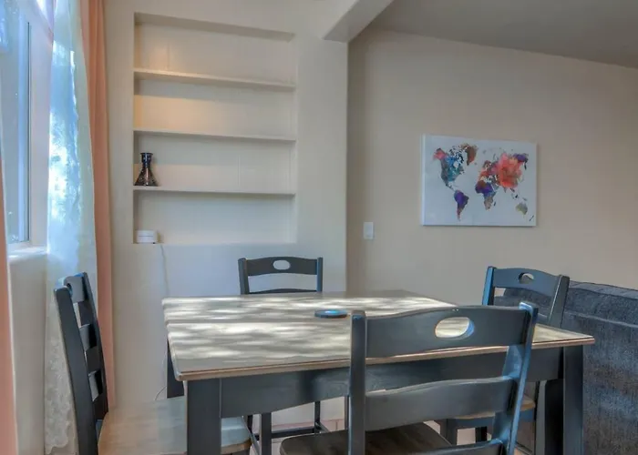 Appealing Quiet And Private Modern 2 Bedroom Holiday home *