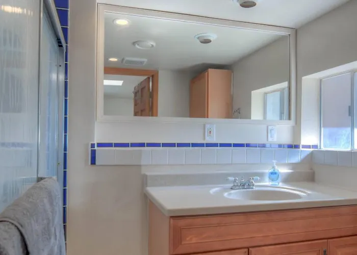 Appealing Quiet And Private Modern 2 Bedroom Holiday home *